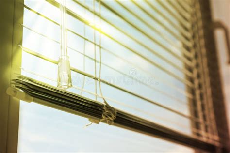 Ventana Elegante Con Persianas Horizontales Cerradas Imagen De Archivo