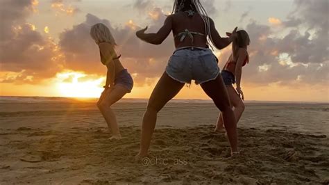 Chicas Perreando En La Playa M Tele Al Perreo Youtube