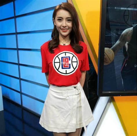 騰訊nba女主播又出新人啦！身材酷似美娜，顏值不輸小姨媽 每日頭條