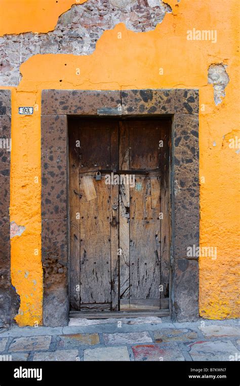 Doorway And Adobe Building Guanajuato Mexico Stock Photo Alamy