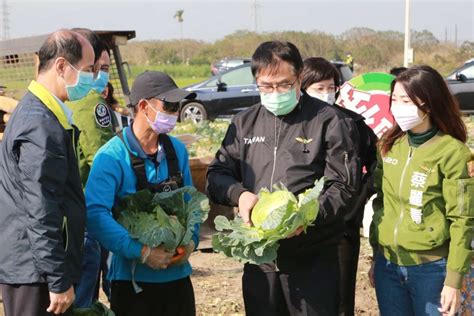 用行動挺菜農 黃偉哲邀企業認購高麗菜做公益