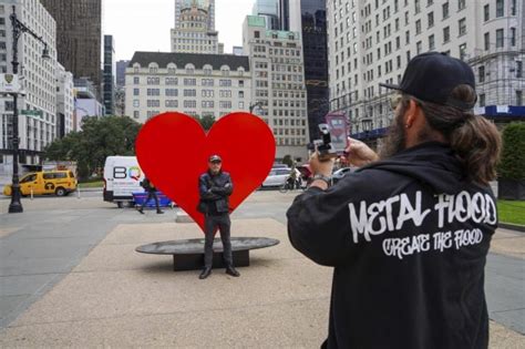 Rimosso Il Gigantesco Cuore Di New York Simbolo Di Speranza E Amore