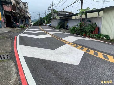 桃市大同路彎道 仿日劃設高抗滑係數山型減速標線 自由電子報 Line Today