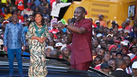 BIBI YA RAILA AKO NYUMBANI ANAPAKA POWDER HAENDI MAANDAMANO RUTO