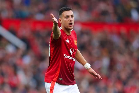 Why Erik Ten Hag Must Make Difficult Diogo Dalot Decision For The First