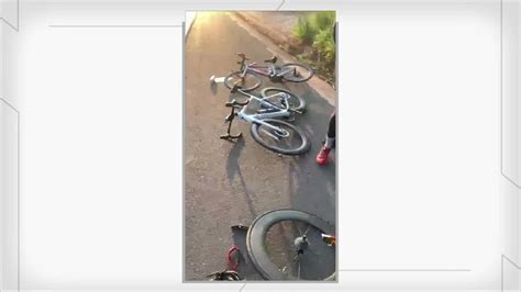 VÍDEO Casal de ciclistas é atropelado e tem bicicletas destruídas por