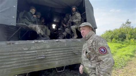 Caravana militar va por la autopista que une Moscú y el sur de Rusia