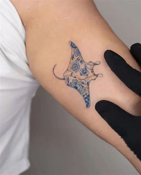 Pin By Katie Kleefstra On Tatto Ideas Blue Ink Tattoos Stingray