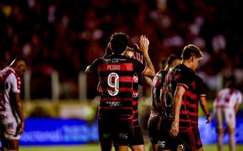 Flamengo pode garantir vaga na semifinal e retomar liderança no Campeonato