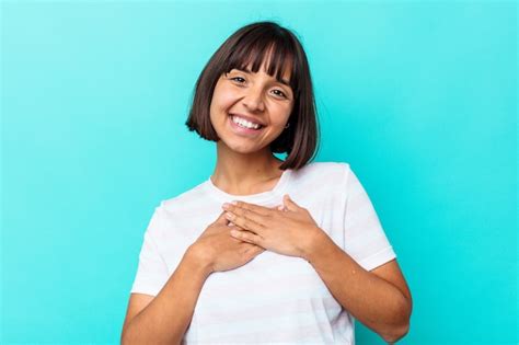 Mujer Joven De Raza Mixta Aislada Sobre Fondo Azul Que Muestra Un Gesto