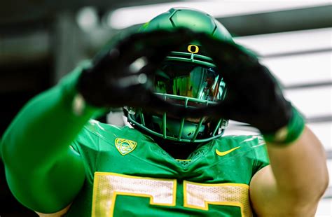 Oregon Football Ducks Unveil Uniform Combination For Rivalry Game