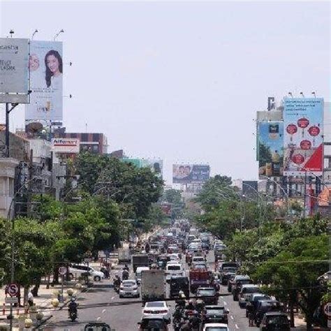 Gambar 1 Deretan Papan Reklame Di Jalan Protokol Surabaya Sumber