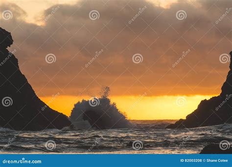 Ondas Que Causam Um Crash No Por Do Sol Foto De Stock Imagem De