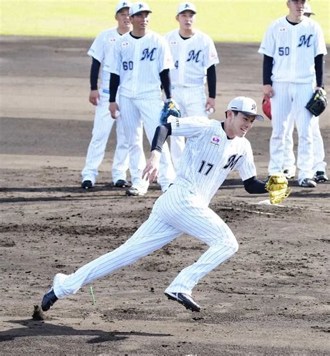 ＜ロッテキャンプ＞投内連携練習でボールを追う佐々木朗（撮影・長久保 豊） ― スポニチ Sponichi Annex 野球