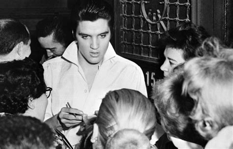 Elvis Presley Quarante ans après sa mort le mythe fait toujours recette