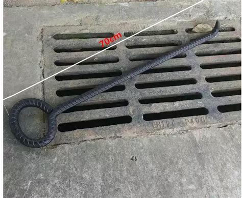 Manhole cover lifting hook