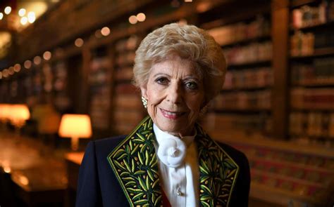 Mort dHélène Carrère dEncausse un hommage aux Invalides avant la