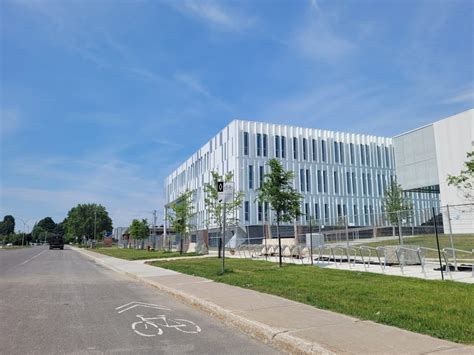 Une place à tickets autour de la nouvelle école secondaire de Pont