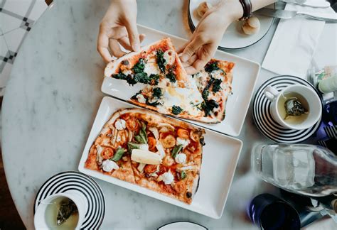 Ciasto na pizzę przepis na ciasto jak z włoskiej pizzerii ELLE pl