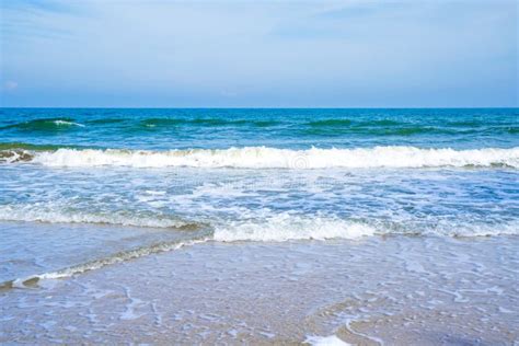 Ondas De Mar Azul Claro Na Praia Arenosa Limpa Foto De Stock Imagem