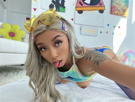 Gia Dibella Shows Off Her Gorgeous Curves Porn Pic