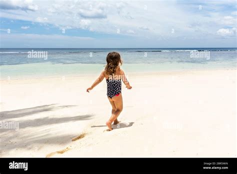 Kleines Mädchen im Bikini auf dem idyllischen Strand Anse Baleine Mahe Island Seychellen