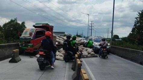 Akibat Ban Pecah Truk Pengangkut Semen Tabrak Pembatas Jalur