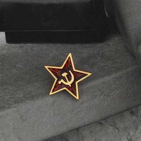 Red Star Hammer Sickle Communism Emblem Brooch Soviet Union Symbol Ussr