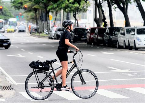 Bruna Linzmeyer Mostra F Lego Ao Pedalar Em P Na Orla Carioca