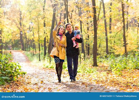 Jeune Famille Pour Une Promenade En Parc D Automne Avec Image Stock