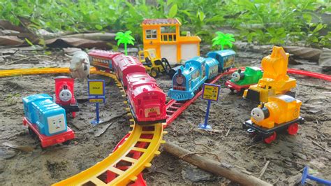 Mencari Dan Merakit Kereta Api Thomas And Friends Warna Warni Dan