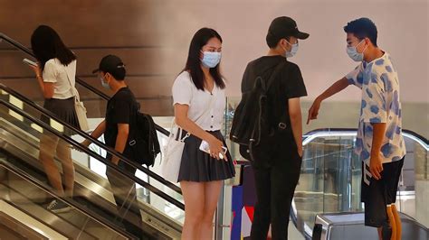 Girl Taken Upskirt Photos On The Escalator Social Experiment 看到女生在自动扶梯上被偷拍，路人大哥一掌拍在猥琐男背上（社会实验