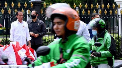 Presiden Jokowi Saksikan Penyerahan Bansos Untuk Para Pengemudi Ojek