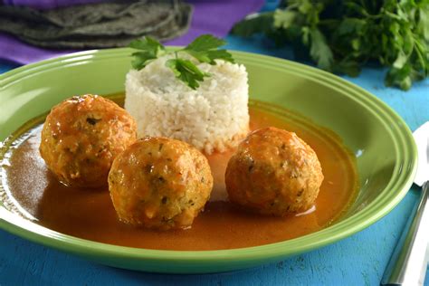 Albóndigas de Camarón y Pescado Picantes con Arroz blanco