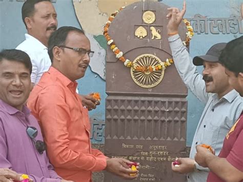 Martyr S Day Celebrated In Anupshahr People Remembered Them By Garlanding The Statues Of Shaheed