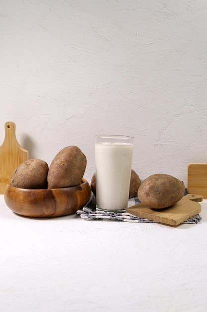 Vaso con leche de patata a la patata tendencia en alimentación