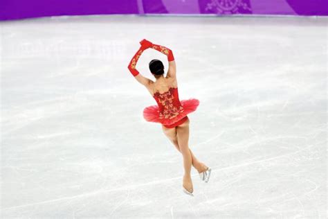 D Cryptage Les Mains En L Air Sur Les Sauts En Patinage Artistique