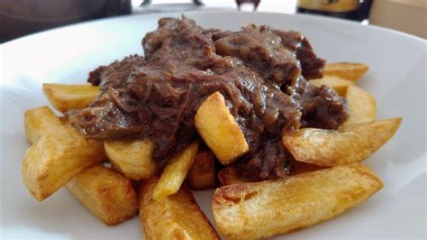 Stoofvlees Belgisches Bier Gulasch Mit Pommes Volkermampft