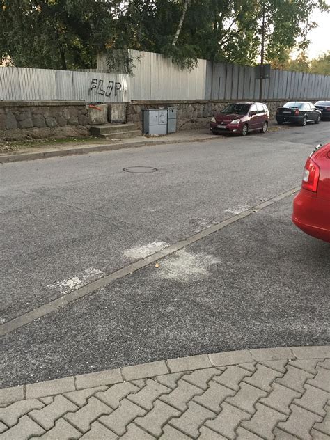 Neviditeľný a chýbajúci prechod pri ZŠ Vrútocká, Ružinov, Bratislava ...