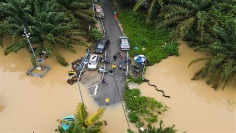 At Least Four Dead Thousands Evacuated In Malaysia Floods