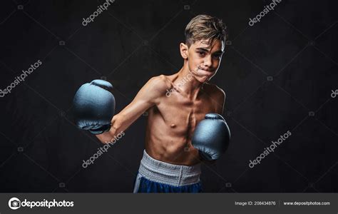 Retrato Guapo Boxeador Joven Sin Camisa Durante Los Ejercicios Boxeo