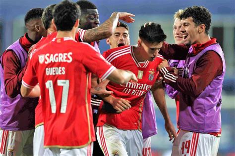 Benfica FC Porto e Sporting superam oposição não profissional em campo