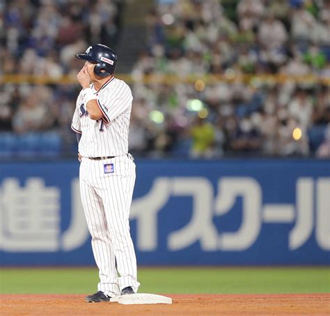 【ヤクルト】内川聖一最後の打席は同点適時二塁打で有終、塁上で涙「今日くらいは何も考えずに」 プロ野球写真ニュース 日刊スポーツ