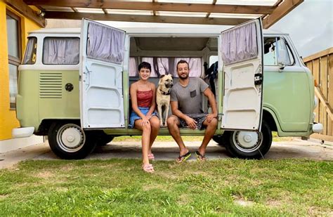 Casal De Os Rio Se Prepara Para Viajar O Mundo A Bordo De Uma Kombi