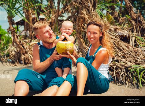 Gl Ckliche Familie Lustige Picknick Am Strand Mutter Vater Feed