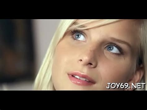 Ardiendo de pasión esa nena se frota la vagina en juego de softcore XVIDEOS
