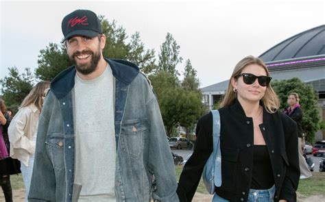 Clara Chía y el vestido que usó en boda del hermano de Piqué CHIC Magazine