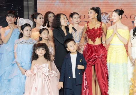 H Hen Niê cực cháy với set bikini đen huyền bí tiếp tục làm vedette trong show của NTK Thảo