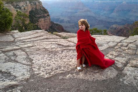 Criança na paisagem montanhosa canyon national park estados unidos