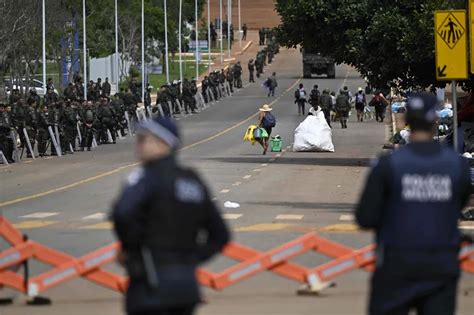 Radicales bolsonaristas mantienen algunas vías bloqueadas en Brasil